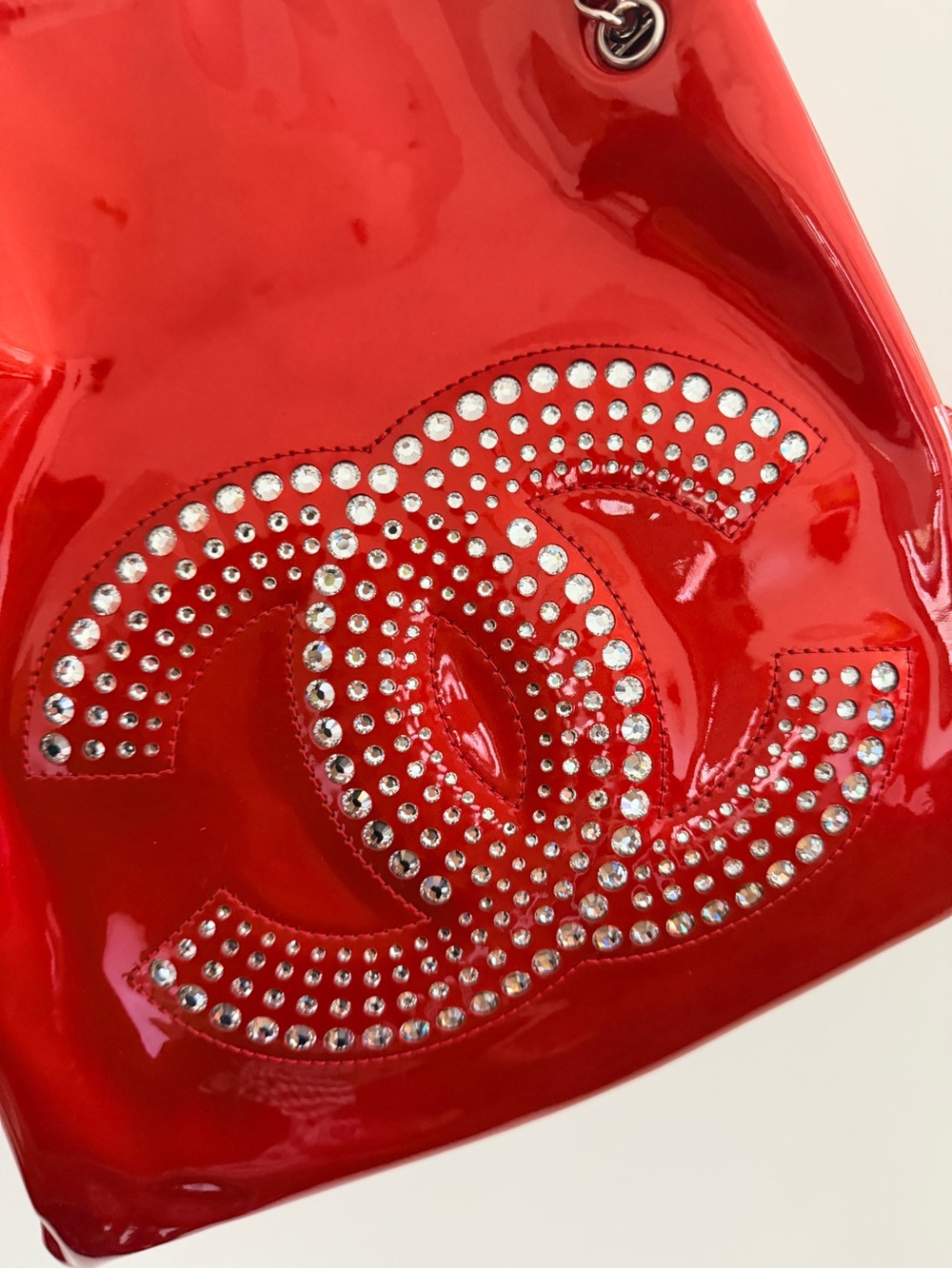CHANEL Bon Bon Tote - Medium Red patent with rhinestones - Picture 2 of 15